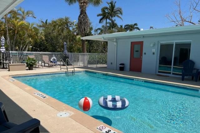 סאניבל Sunshine Island Inn - Adults Only מראה חיצוני תמונה